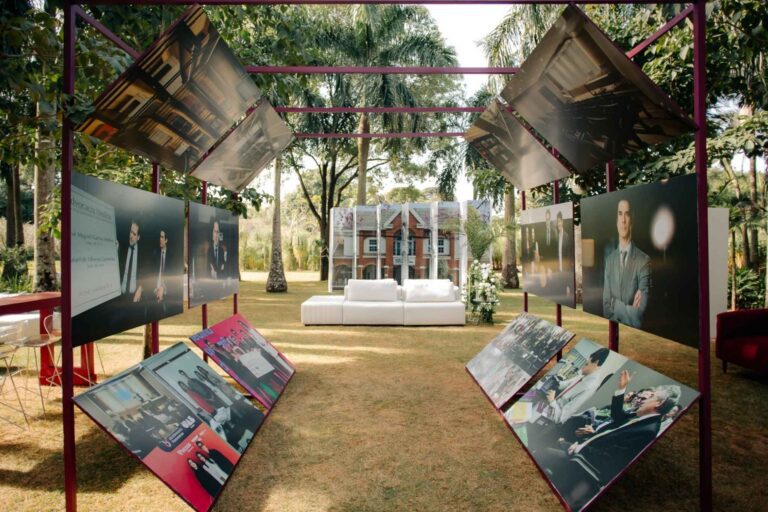 Evento corporativo ao ar livre celebra os 20 anos do escritório Medina Guimarães com um museu vivo, curadoria afetiva e cenografia personalizada.