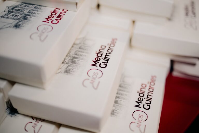 Glue: Medina Guimarães