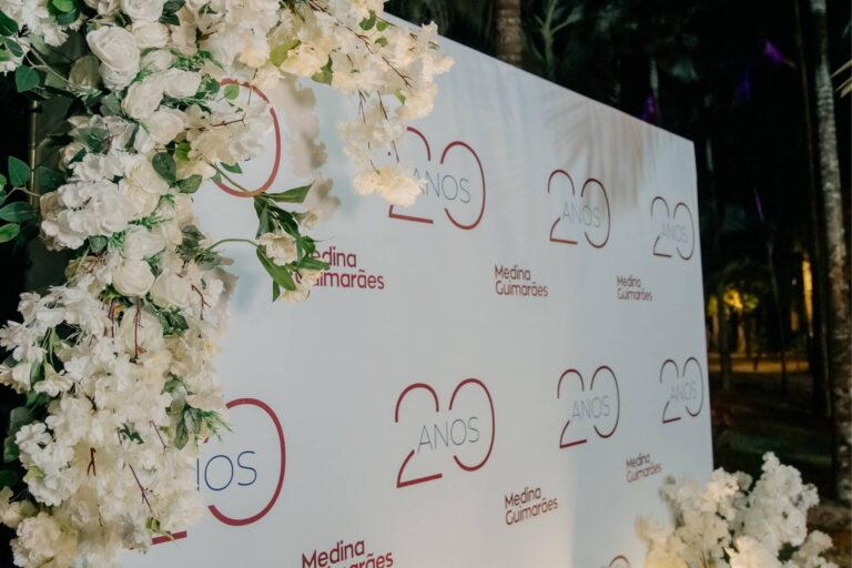 Glue: Medina Guimarães