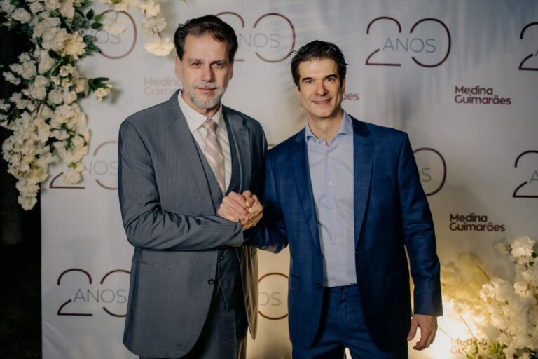 Glue: Medina Guimarães