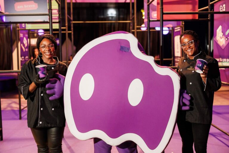 Dá Licença Pouso Alegre(MG), evento realizado pela Glue, mascote "Fantasminha" do Aiqfome, posando para foto no evento