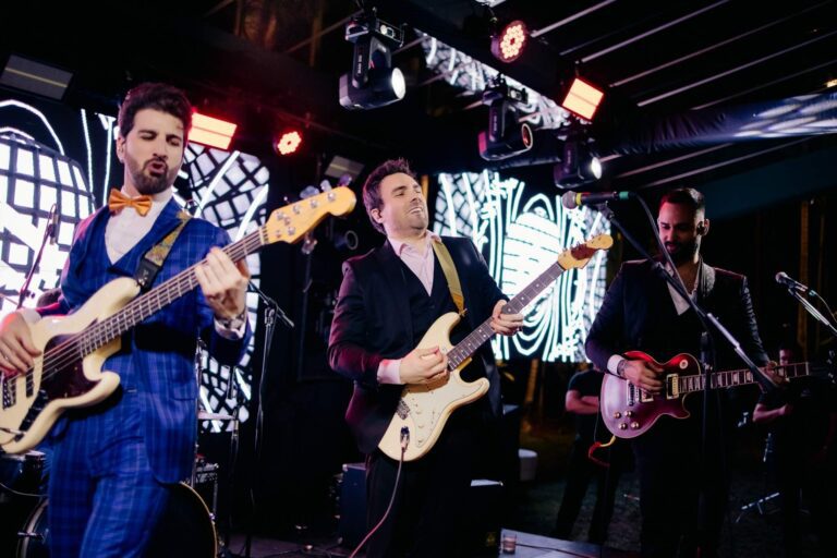 Evento Medina Guimarães - 20 Anos em Perspectiva, realizado pela Glue na Chácara Vida, banda Senhor Bonifácio