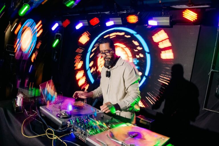 Glue: Medina Guimarães