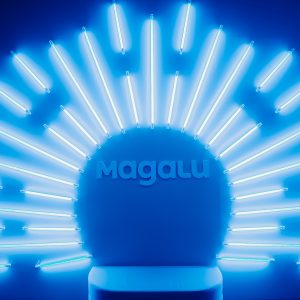 Magazine Luiza, instagramavel localizado na arena magalu. Assento com luzes azuis