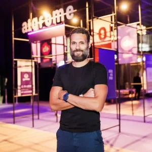 Evento empresarial Aiqfome - Dá Licença Pouso Alegre, realizado pela Glue - foto Igor Remigio CEO Aiqfome - Stand central