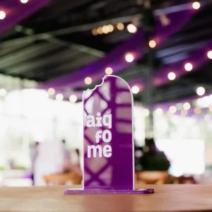 Evento empresarial realizado pela Glue - Aiqfome: Aniversário 18 anos, totem de mesa picolé Aiqfome