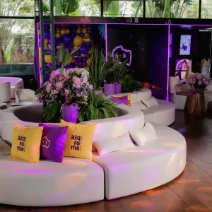 Evento empresarial realizado pela Glue - Aiqfome: Aniversário 18 anos, Ambiente decorado com almofadas Aiqfome e instagrameáveis