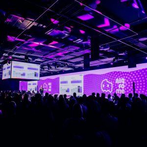 Arena Magalu, plateia cheia do evento Dá Licença realizado pela Glue em São Paulo, palestra empresarial do Aiqfome