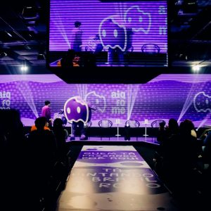 Arena Magalu, plateia cheia do evento Dá Licença realizado pela Glue em São Paulo, participação do mascote "Fantasminha" do Aiq