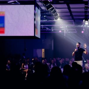 Arena Magalu, plateia cheia do evento Dá Licença realizado pela Glue em São Paulo, palestra empresarial Igor Remigio CEO do Aiqfome