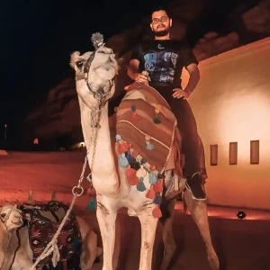 Evento empresarial Kiwify Elite Egito, Participação da Glue - Diego Escobar no Jantar do Deserto do Sinai Camelo