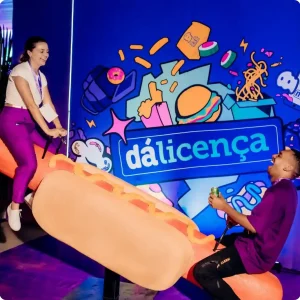 Evento empresarial Aiqfome - Dá Licença Arena Magalu, realizado pela Glue - Gangorra de cachorro quente