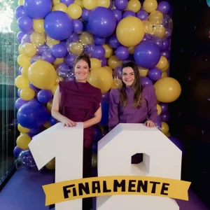 Evento empresarial Glue, Aniversário 18 anos Aiqfome, Steph Gomides COO Aiqfome + Juliana Silva Roja Diretora B2b do Magazine Luiza