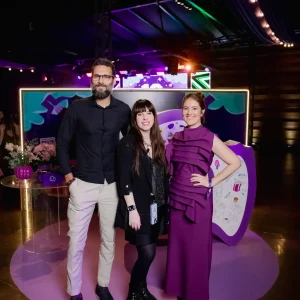 Evento empresarial Aniversário 18 anos Aiq, Paula Abeche Diretora de eventos da Glue + Steph Gomides COO Aiqfome + Igor Remigio CEO Aiqfome