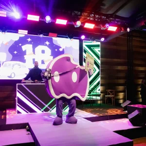 Evento empresarial Glue, Aniversário, fantasminha, mascote do Aiqfome no palco do evento