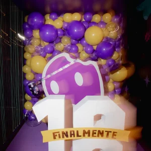 Evento empresarial Glue, Aniversário, fantasminha, mascote do Aiqfome posando no instagramavel de 18 anos