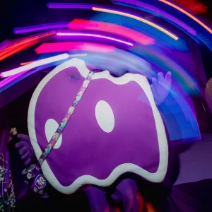 Evento empresarial Glue, Aniversário, fantasminha, mascote do Aiqfome curtindo a festa de 18 anos