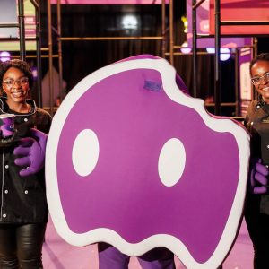 Dá Licença Pouso Alegre(MG), evento realizado pela Glue, mascote "Fantasminha" do Aiqfome, posando para foto no evento