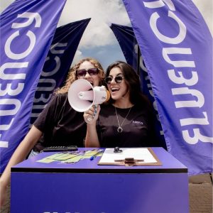 Ação Fluency Colorado, realizada pela Glue, Teacher Julia Lopez Teacher Lara Aquino