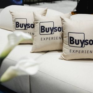 Evento empresarial Buysoft Experience, realizado pela Glue na BMW Barigui - Sofá com travesseiros da Buysoft