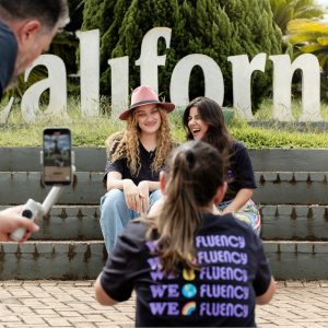 Ação Fluency Colorado, realizada pela Glue, Teacher Julia Lopez Teacher Lara Aquino