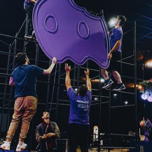 Dá Licença Pouso Alegre(MG), evento realizado pela Glue, cenas da montagem do stand central Aiqfome